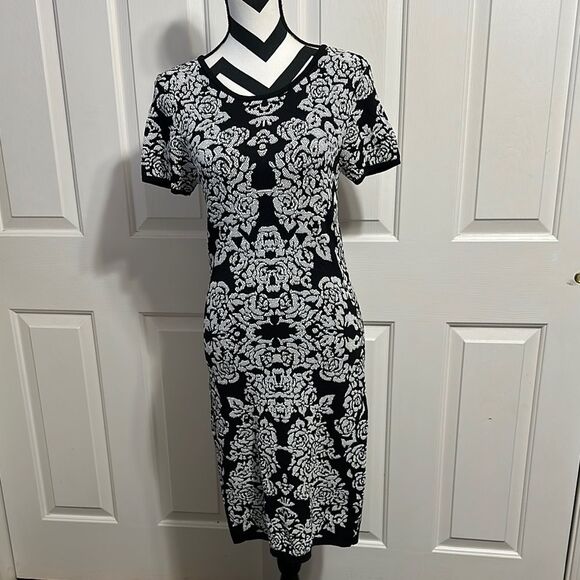 CARMEN MARC VALVO Black & White Floral Knit Dress - Picture 1 of 4